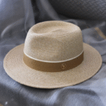 Chapeau Panama double couleur à ruban noir et médaillon doré – Image 5