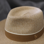 Chapeau Panama double couleur à ruban noir et médaillon doré – Image 4