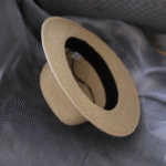 Chapeau Panama double couleur à ruban noir et médaillon doré – Image 6