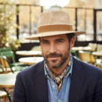 Chapeau Panama double couleur à ruban noir et médaillon doré – Image 9