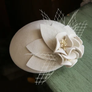Chapeau de mariage élégant avec fleur et voile en filet