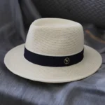 Chapeau Panama double couleur à ruban noir et médaillon doré – Image 3