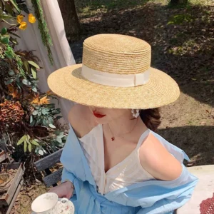 Chapeau canotier en paille tressée et ruban raffiné