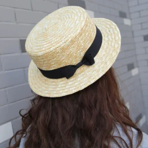 Canotier en paille avec ruban noir élégant