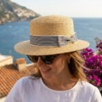 Chapeau Canotier en Paille Fine pour Femme avec Ruban Rayé et Nœud Élégant