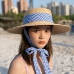 Chapeau de Soleil Canotier en Paille pour Femme Ruban de Serrage Rayé Bleu et Blanc – Image 3