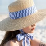 Chapeau de Soleil Canotier en Paille pour Femme Ruban de Serrage Rayé Bleu et Blanc – Image 4