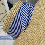 Chapeau de Soleil Canotier en Paille pour Femme Ruban de Serrage Rayé Bleu et Blanc – Image 8