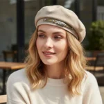 Béret pour femme avec boucle en métal