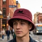 Chapeau bob avec motif chat espiègle