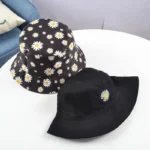 Chapeau bob réversible à motif marguerites – Image 7