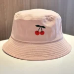 Chapeau bob brodé avec motif cerises – Image 6