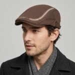 Casquette plate en coton marron avec surpiqûres décoratives