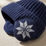 Bonnet d'hiver à rabats oreilles en maille côtelée avec motif flocon – Image 6