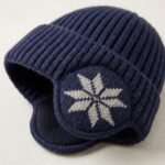 Bonnet d'hiver à rabats oreilles en maille côtelée avec motif flocon – Image 5