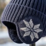 Bonnet d'hiver à rabats oreilles en maille côtelée avec motif flocon – Image 4