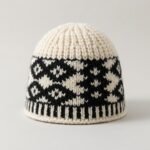 Bonnet dôme blanc cassé et noir à motifs jacquard géométriques