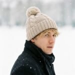 Bonnet à pompon beige en maille torsadée – Image 6