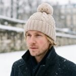Bonnet à pompon beige en maille torsadée – Image 5