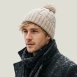 Bonnet à pompon beige en maille torsadée – Image 3