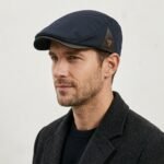 Casquette plate pour homme détail écusson latéral style gentleman moderne