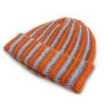 Bonnet rayé orange et bleu en maille pelucheuse fluffy