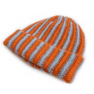 Bonnet rayé orange et bleu en maille pelucheuse fluffy