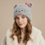 Bonnet tricoté à oreilles de chat et motif nœud rose style kawaii – Image 6