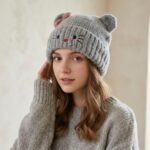 Bonnet tricoté à oreilles de chat et motif nœud rose style kawaii – Image 7