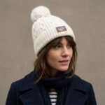 Bonnet blanc crème à torsades et pompon volumineux – Image 5