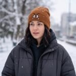 Bonnet marron en maille avec broderie visage Goomba – Image 5