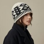 Bonnet dôme blanc cassé et noir à motifs jacquard géométriques – Image 8