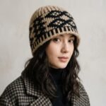 Bonnet dôme kaki et noir à motifs jacquard géométriques – Image 3