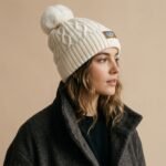 Bonnet blanc crème à torsades et pompon volumineux – Image 2