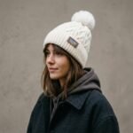 Bonnet blanc crème à torsades et pompon volumineux – Image 3