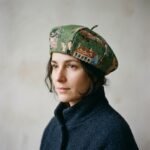 Béret vert olive en jacquard tapisserie motif village – Image 7