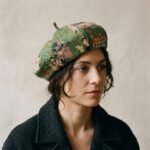 Béret vert olive en jacquard tapisserie motif village – Image 4