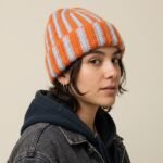 Bonnet rayé orange et bleu en maille pelucheuse fluffy – Image 5