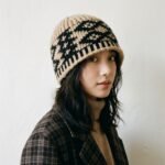 Bonnet dôme kaki et noir à motifs jacquard géométriques – Image 5