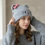 Bonnet tricoté à oreilles de chat et motif nœud rose style kawaii – Image 8