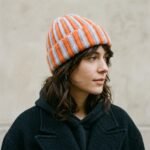Bonnet rayé orange et bleu en maille pelucheuse fluffy – Image 3
