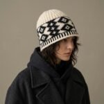 Bonnet dôme blanc cassé et noir à motifs jacquard géométriques – Image 4