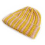 Bonnet rayé jaune et blanc en maille pelucheuse fluffy