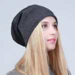 Bonnet slouchy noir en coton respirant – Image 2