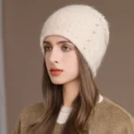 Bonnet en maille fluffy pour femme avec perles et strass