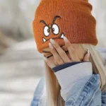 Bonnet marron en maille avec broderie visage Goomba – Image 6