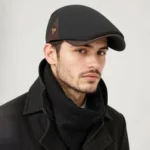 Casquette plate pour homme détail écusson latéral style gentleman moderne – Image 3