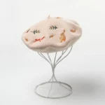 Béret en 100% laine à broderies animaux de la forêt – Image 3