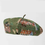 Béret vert olive en jacquard tapisserie motif village