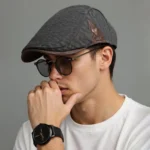 Casquette plate pour homme détail écusson latéral style gentleman moderne – Image 4